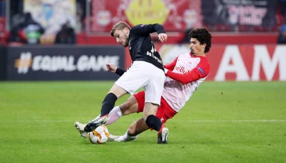Salzburg - RB Leipzig Fussball Euro League Salzburg, 29.11.2018, Red Bull Arena, Fussball, UEFA Europa League , Gruppe B, 5.Spieltag , FC Red Bull Salzburg vs. RB Leipzig 1:0 (0:0) , Im Bild von links; Timo Werner (11, RB Leipzig) und AndrŽ Ramalho (15, Salzburg). , Gemäß den Vorgaben der UEFA ist es untersagt, in dem Stadion und oder vom Spiel angefertigte Fotoaufnahmen in Form von Sequenzbildern und oder videoähnlichen Fotostrecken zu verwerten bzw. verwerten zu lassen. ,