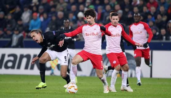 Salzburg - RB Leipzig Fussball Euro League Salzburg, 29.11.2018, Red Bull Arena, Fussball, UEFA Europa League , Gruppe B, 5.Spieltag , FC Red Bull Salzburg vs. RB Leipzig 1:0 (0:0) , Im Bild von links; Yussuf Poulsen (9, RB Leipzig), AndrŽ Ramalho (15, Salzburg) und Zlatko Junuzovic (16, Salzburg). , Gemäß den Vorgaben der UEFA ist es untersagt, in dem Stadion und oder vom Spiel angefertigte Fotoaufnahmen in Form von Sequenzbildern und oder videoähnlichen Fotostrecken zu verwerten bzw. verwerten zu lassen. ,