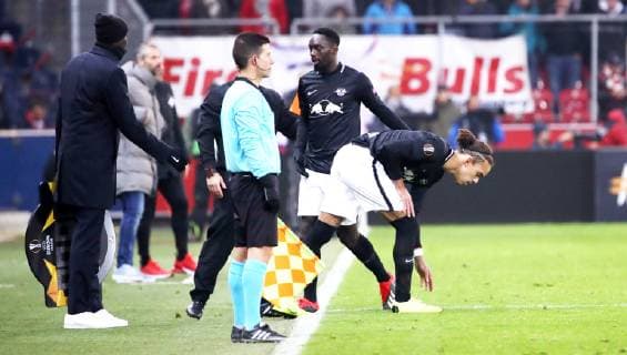 Salzburg - RB Leipzig Fussball Euro League Salzburg, 29.11.2018, Red Bull Arena, Fussball, UEFA Europa League , Gruppe B, 5.Spieltag , FC Red Bull Salzburg vs. RB Leipzig 1:0 (0:0) , Im Bild von links; Spielerwechsel bei RB Leipzig. Jean-Kevin Augustin (29, RB Leipzig) geht, Yussuf Poulsen (9, RB Leipzig) kommt. , Gemäß den Vorgaben der UEFA ist es untersagt, in dem Stadion und oder vom Spiel angefertigte Fotoaufnahmen in Form von Sequenzbildern und oder videoähnlichen Fotostrecken zu verwerten bzw. verwerten zu lassen. ,