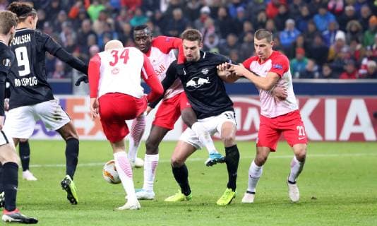 Salzburg - RB Leipzig Fussball Euro League Salzburg, 29.11.2018, Red Bull Arena, Fussball, UEFA Europa League , Gruppe B, 5.Spieltag , FC Red Bull Salzburg vs. RB Leipzig 1:0 (0:0) , Im Bild von links; Yussuf Poulsen (9, RB Leipzig), Marin Pongracic (34, Salzburg), Diadie SamassŽkou (8, Salzburg), Stefan Ilsanker (13, RB Leipzig) und Stefan Lainer (22, Salzburg). , Gemäß den Vorgaben der UEFA ist es untersagt, in dem Stadion und oder vom Spiel angefertigte Fotoaufnahmen in Form von Sequenzbildern und oder videoähnlichen Fotostrecken zu verwerten bzw. verwerten zu lassen. ,
