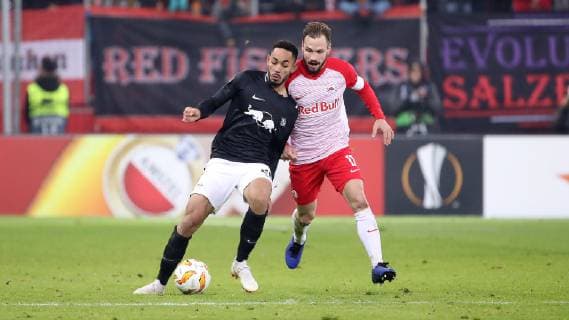 Salzburg - RB Leipzig Fussball Euro League Salzburg, 29.11.2018, Red Bull Arena, Fussball, UEFA Europa League , Gruppe B, 5.Spieltag , FC Red Bull Salzburg vs. RB Leipzig 1:0 (0:0) , Im Bild von links; Matheus Cunha (20, RB Leipzig) und Andreas Ulmer (17, Salzburg). , Gemäß den Vorgaben der UEFA ist es untersagt, in dem Stadion und oder vom Spiel angefertigte Fotoaufnahmen in Form von Sequenzbildern und oder videoähnlichen Fotostrecken zu verwerten bzw. verwerten zu lassen. ,
