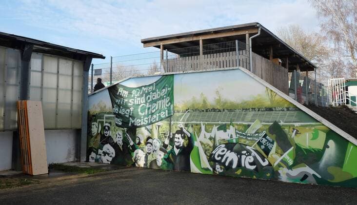 Leipzig, 01.12.2018, Georg-Schwarz-Sportpark, Fussball, Oberliga , BSG Chemie Leipzig vs. BSG Wismut Gera 2:2 (1:1) , Im Bild: Graffiti der Chemie Fans hinter der Familienblock-Tribüne in Gedenken an den DDR Meistertitel 1964. , Nur für das heutige Spiel wurde das Chemie-Stadion, der Alfred-Kunze-Sportpark in Georg-Schwarz-Sportpark, den Stadionnamen zu früheren DDR Zeiten, umbenannt. ,
