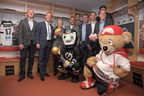 Handball, WM 2019 , Handball is coming home Maskottchen Oliver Lücke, Stefan Löcher, Dr. Ahnes Klein,Lukas Podolski, Carsten Lichtlein, Heiner Brand, henning Fritz, Janus Fröhlich, Mark Schober, Fototermin Pressekonferenz, WM Kabine 03.12.2018, Lanxessarena Köln