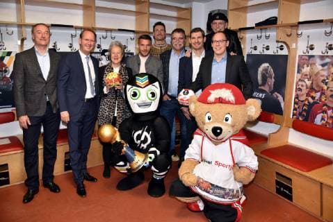 Oliver Lücke, DHB, l-r, Stefan Löcher, LanxessArena, Dr. Agnes Klein, Stadt Köln, Lukas Podolski, Carsten Lichtlein, Heiner Brand, Henning Fritz, Janus Fröhlich und Mark Schober, DHB am 03.12.2018 in Köln bei der Pressekonferenz zur Handball WM 2019 in der Kabine der deutschen Handball-Nationalmannschaft der Weltmeisterschaft 2007. In Köln werden vom 19. bis 23. Januar 2019 die Hauptrundenspiele sowie der President s Cup der Handball-WM 2019 ausgetragen