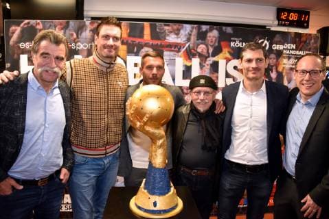 Heiner Brand ehem. Handball National Trainer, l-r, Carsten Lichtlein , Handball-Weltmeister von 2007, Lukas Podolski, Fußball-Weltmeister und Botschafter der Handball-WM 2019, Janus Fröhlich, Musiker und Kölner Sportbotschafter, Henning Fritz , Handball-Weltmeister von 2007 und Mark Schober, Vorstandvorsitzender Deutscher Handball Bund am 03.12.2018 in Köln bei der Pressekonferenz zur Handball WM 2019 in der Kabine der deutschen Handball-Nationalmannschaft der Weltmeisterschaft 2007. In Köln werden vom 19. bis 23. Januar 2019 die Hauptrundenspiele sowie der President s Cup der Handball-WM 2019 ausgetragen