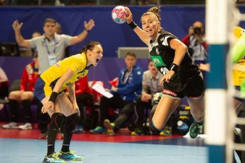 links 5 Melinda Geiger (Rumänien), 20 rechts Emily Bölk (Deutschland), Deutschland vs. Rumänien, Europameisterschaft, Handball, Frauen, 03.12.2018 Deutschland vs. Rumänien, Europameisterschaft, Handball, Frauen, 03.12.2018 Brest Copyright: xEIBNER Michael_Schmidtx EP_MST