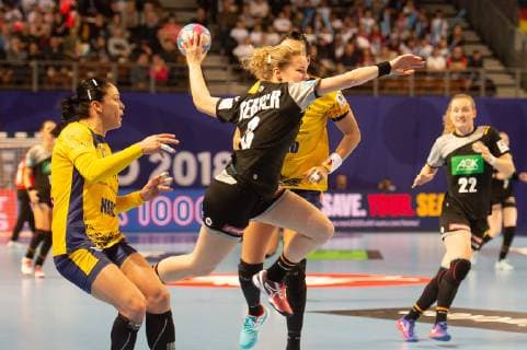 links 15 Valentina Ardean-Elisei (Rumänien), vorne 3 Amelie Berger (Deutschland), Deutschland vs. Rumänien, Europameisterschaft, Handball, Frauen, 03.12.2018 Deutschland vs. Rumänien, Europameisterschaft, Handball, Frauen, 03.12.2018 Brest Copyright: xEIBNER Michael_Schmidtx EP_MST