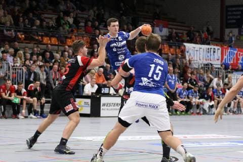 Ragnar Johannsson (TV 05 07 Huettenberg 18) gegen v.l. Moritz Schade (TuS N-Luebbecke 25), Patryk Walczak (TuS N-Luebbecke 7), Moritz Zoerb (TV 05 07 Huettenberg 15), TuS N-Luebbecke vs TV 05 07 Huettenberg, Handball, 2. Bundesliga, 08.12.2018, TuS N-Luebbecke vs TV 05 07 Huettenberg, Handball, 2. Bundesliga, 08.12.2018 Luebbecke Copyright: xEIBNER JanxStrohdiekx EP_JSK