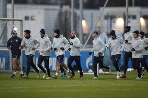 10.12.2018, Fussball, Saison 2018 2019, Champions League, 6. Spieltag - Pressekonferenz + Abschlusstraining FC Schalke 04 v. l. Weston McKennie (FC Schalke 04), Nabil BENTALEB (FC Schalke 04), Benjamin STAMBOULI (FC Schalke 04), Ahmed Kutucu (FC Schalke 04), Benjamin Goller (FC Schalke 04), Sebastian Rudy (FC Schalke 04), Johannes GEIS (FC Schalke 04) Gelsenkirchen Veltins Arena Deutschland