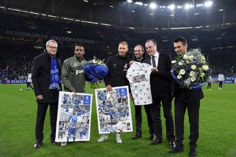 11.12.2018, Fussball, UEFA Champions League, Saison 2018 2019, Vorrunde, 6. Spieltag, FC Schalke 04 - Lokomotive Moskau, Offizielle Verabschiedung, v.li., Geschaeftsfuehrer Peter Peters (FC Schalke 04), Jefferson Farfan (Lokomotive Moskau), Benedikt Hoewedes, Benedikt Höwedes (Lokomotive Moskau), Alexander Jobst (Schalke Marketing), Aufsichtsratsvorsitzender Clemens Toennies, Clemens Tönnies (Schalke 04), Manager Christian Heidel (Schalke 04)