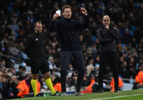 12.12.2018, xfux, Fussball UEFA Champions League, Manchester City FC - TSG 1899 Hoffenheim, emspor, v.l. Trainer Julian Nagelsmann (TSG 1899 Hoffenheim) gibt Anweisungen, gestikuliert, mit den Armen gestikulieren gives instructions, gesticulate, gesticolando mit einem Zettel in der Hand enttaeuscht, enttaeuscht schauend, dissapointed Manchester