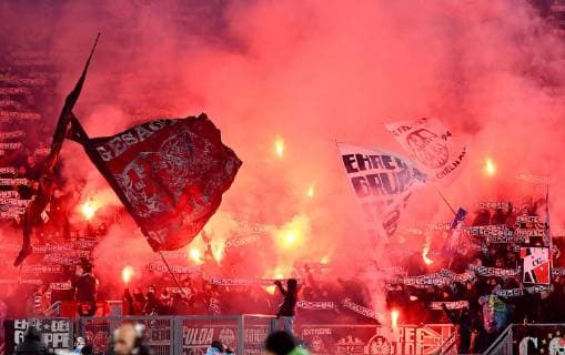 13.12.2018, xfux, Fussball UEFA Europa League, Lazio Rom - Eintracht Frankfurt, emspor, v.l. Fans Eintracht Frankfurt, Stimmung, Schals, Pyrotechnik, Pyro, Rauch, Feuer, Randale, Bengalos, Rauchbomben, pirotecnica, fumo, fuoco Rom