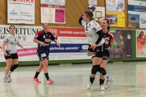 Loes Vandewal (TuS Lintfort 99), Laureen Kappus (SG H2Ku Herrenberg Kuties 08), SG H2Ku Herrenberg Kuties vs. TuS Lintfort, Handball, 2.Bundesliga, Frauen, HBF, Saison 18 19, 16.12.2018, SG H2Ku Herrenberg Kuties vs. TuS Lintfort, Handball, 2.Bundesliga, Frauen, HBF, Saison 18 19, 16.12.2018 Herrenberg Copyright: xEIBNER WolfgangxFrankx EP_WFK