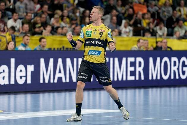 Torschütze Gudjon Valur Sigurdsson (RNL, 9) jubelt über ein Tor, Jubel, Torjubel, Torerfolg, celebrate the goal, goal, celebration, Jubel ueber das Tor, optimistisch, Spielszene, Highlight, Action, Aktion, Freisteller, Ganzkörper, Einzelbild, Handball, DKB Bundesliga, Rhein-Neckar Löwen - TVB 1898 Stuttgart,