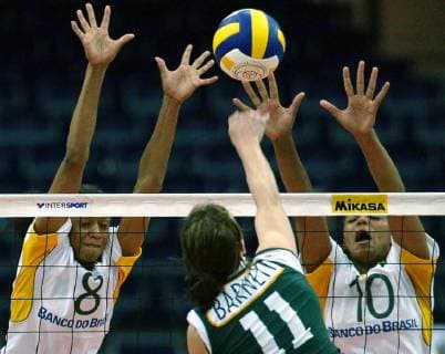Tamsin Barnett, center, of Australia smashes against Valeska Menezes, left, and Welissa Gonzaga, right, of Brazil during the first round match of the Women s Volleyball World Championship WM Weltmeisterschaft Australia vs. Brazil in Leipzig, eastern Germany, Sunday, Sep. 1, 2002.( Eckehard Schulz) LEIPZIG DEU
