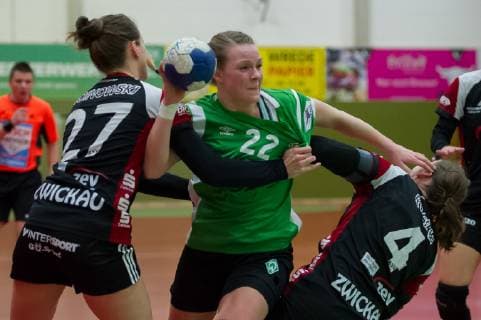 v.li.: Jenny Choinowski (BSV Sachsen Zwickau, 27), Jennifer Börsen (SV Werder Bremen, 22) und Isa-Sophie Rösike (BSV Sachsen Zwickau, 4) im Dreikampf, Zweikampf, Spielszene, Aktion, Action, Handball, 2. Bundesliga Frauen, SV Werder Bremen - BSV Sachsen Zwickau,