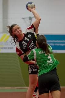 v.li.: Katarina Pavlovic (BSV Sachsen Zwickau, 11) beim Wurf, Spielszene, Aktion, Action, Merle Heidergott (SV Werder Bremen, 3), Handball, 2. Bundesliga Frauen, SV Werder Bremen - BSV Sachsen Zwickau,