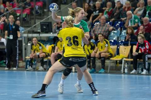 v.li.: Vivien Jäger (TV Nellingen, 36) und Kim Birke (VfL Oldenburg, 5) im Zweikampf, Duell, Spielszene, Aktion, Action, Handball, Bundesliga Frauen, VfL Oldenburg - TV Nellingen,