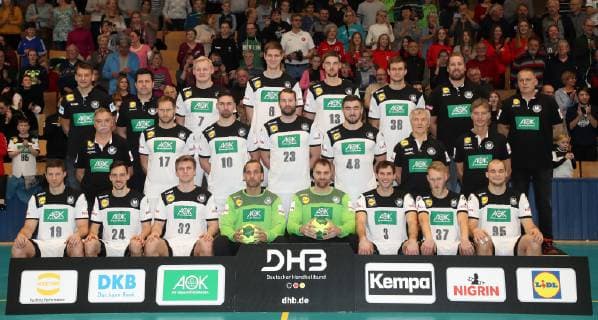 Sport Bilder des Tages Mannschaftsfoto beim offenen Training der deutschen Nationalmannschaft vor der Handball WM 2019 der Maenner am 08.01.19 in der Turnhalle des Sportforums in Berlin, Bild: hinten v.l.: Bundestrainer Christian Prokop, Co-Trainer Alexander Haase, Patrick Wiencek (7), Finn Lemke (6), Hendrik Pekeler (13), Fabian Boehm (38), Teammanager Oliver Roggisch, Teamkoordinator Volker Schurr, Mitte v.l.: Mannschaftsarzt Prof. Dr. Kurt Steuer, Steffen Weinhold (17), Fabian Wiede (10), Steffen Faeth (23), Jannik Kohlbacher (48), Physiotherapeut Peter Graeschus, vorne v.l.: Martin Strobel (19), Patrick Groetzki (24), Franz Semper (32), Andreas Wolff (33), Silvio Heinevetter (12), Uwe Gensheimer (3), Matthias Musche (37), Paul Drux (95) Handball - WM 2019 - Vorbereitung - offenes Training der Nationalmannschaft
