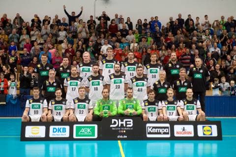 Handball Berlin 08.01.2019 Weltmeisterschaft 2019 Training im Sportforum Hohenschönhausen Mannschaftsfoto Teamfoto mit Fans vorne vlnr.: Martin Strobel (Deutschland, No.19) Patrick Groetzki (Deutschland, No.24) Franz Semper (Deutschland, No.32) Silvio Heinevetter (Deutschland, TW, No.12) Andreas Wolff (Deutschland, TW, No.33) Uwe Gensheimer (Deutschland, No.03) Matthias Musche (Deutschland, No.37) Paul Drux (Deutschland, No.95) mitte vlnr.: Prof Dr Kurt Steuer (Arzt) Steffen Weinhold (Deutschland, No.17) Fabian Wiede (Deutschland, No.10) Steffen Fäth (Deutschland, No.23) Faeth Fath Jannik Kohlbacher (Deutschland, No.48) Reihold Roth (Physiotherapeut) Peter Gräschus (Physiotherapeut) hinten vlnr.: Christian Prokop (Deutschland, Trainer) Patrick Wiencek (Deutschland, No.07) Finn Lemke (Deutschland, No.06) Hendrik Pekeler (Deutschland, No.13) Fabian Böhm (Deutschland, No.38) Bohm Boehm Oliver Roggisch (Teammanager) Volker Schurr (Teamkoordinator)