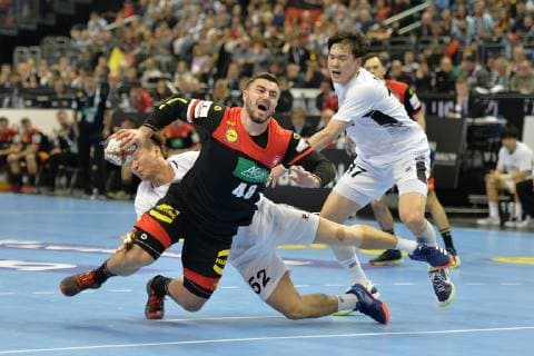 Handball, Herren, Weltmeisterschaft 2019 in Deutschland und Dänemark, Eröffnungsspiel, Deutschland - Korea, Jannik Kohlbacher (Nr. 48, Deutschland), Jeong Jaewan (Nr. 52, Korea), Na Seungdo (Nr. 17, Korea), 10.01.19, Copyright: xMichaelxHundtx xMatthiasxKochx