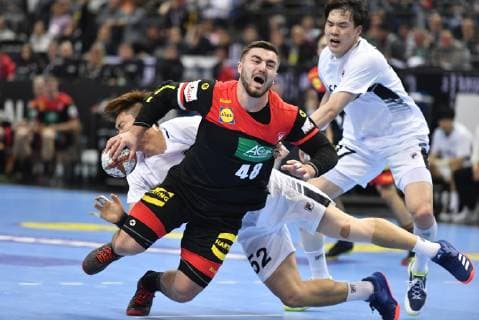 Jannik Kohlbacher (Deutschland), beim Wurf, hinten Jaewan Jeong (Korea), Seungdo Na (Korea), Korea-Deutschland Korea-Germany IHF Handball Weltmeisterschaft 2019, Hanball World Championship WM Weltmeisterschaft 2019, Herren, Männer, Maenner, men, Handball, Deutschland, Germany, Vorrunde, Gruppe A, group A Berlin, 10.1.2019