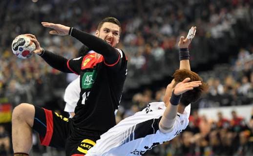 Hendrik Pekeler (Deutschland), beim Wurf, rechts Jaewan Jeong (Korea), Korea-Deutschland Korea-Germany IHF Handball Weltmeisterschaft 2019, Hanball World Championship WM Weltmeisterschaft 2019, Herren, Männer, Maenner, men, Handball, Deutschland, Germany, Vorrunde, Gruppe A, group A Berlin, 10.1.2019