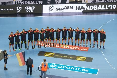 Handball Berlin 10.01.2019 Weltmeisterschaft 2019 Weltmeisterschaften der Männer Gruppe A Deutschland (GER) - Korea (KOR) Team deutschland vlnr.: Uwe Gensheimer (Deutschland, No.03) Silvio Heinevetter (Deutschland, TW, No.12) Andreas Wolff (Deutschland, TW, No.33) Finn Lemke (Deutschland, No.06) Patrick Wiencek (Deutschland, No.07) Fabian Wiede (Deutschland, No.10) Hendrik Pekeler (Deutschland, No.13) Steffen Weinhold (Deutschland, No.17) Martin Strobel (Deutschland, No.19) Steffen Fäth (Deutschland, No.23) Faeth Fath Patrick Groetzki (Deutschland, No.24) Franz Semper (Deutschland, No.32) Matthias Musche (Deutschland, No.37) Fabian Böhm (Deutschland, No.38) Bohm Boehm Jannik Kohlbacher (Deutschland, No.48) Paul Drux (Deutschland, No.95)