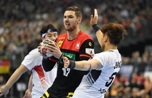 Hendrik Pekeler (Deutschland), beim Wurf, rechts Jaewan Jeong (Korea), Korea-Deutschland Korea-Germany IHF Handball Weltmeisterschaft 2019, Hanball World Championship WM Weltmeisterschaft 2019, Herren, Männer, Maenner, men, Handball, Deutschland, Germany, Vorrunde, Gruppe A, group A Berlin, 10.1.2019