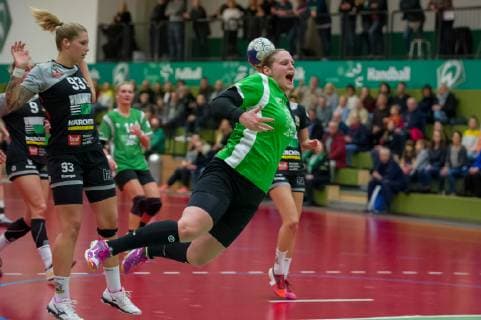 v.li.: Tina Welter (VfL Waiblingen, 93), Birthe Barger (SV Werder Bremen, 23) beim Wurf, Spielszene, Aktion, Action, Handball, 2. Bundesliga Frauen, SV Werder Bremen - VfL Waiblingen,