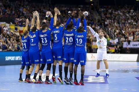 Handball WM, Frankreich - Serbien Ivan Mosic (Nr. 20, Serbien) trifft bei einem Freiwurf gegen Michael Guigou (Nr. 21, Frankreich), Romain Lagarde (Nr. 7, Frankreich), Ludovic Fabregas (Nr. 23, Frankreich), Nedim Remili (Nr. 5, Frankreich), Cedric Sorhaindo (Nr. 20, Frankreich) und Luc Abalo (Nr. 19, Frankreich) zur letzten Aktion der Halbzeit, Frankreich vs. Serbien, Vorrunde, Handball, IHF Handball Weltmeisterschaft, 12.01.19 Berlin Berlin Germany Mercedes-Benz-Arena Copyright: xAgentur54Gradx xFelixxKoenigx