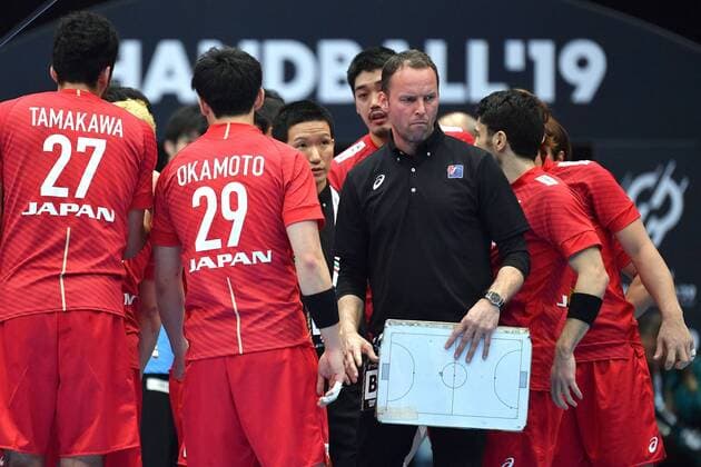 Handball WM, Japan - Kroatien Dagur SIGURDSSON (Trainer Japan), Gestik,gibt Anweisungen waehrend einer Auszeit, Timeout,Teamfoto,Team, Mannschaft,Mannschaftsfoto. Vorrunde Gruppe B, Kroatien (CRO)-Japan (JPN) am 13.01.2019 in Muenchen Deutschland, Olympiahalle. Handball Weltmeisterschaft 2019, vom 10.01. - 27.01.2019 in Deutschland und Daenemark.