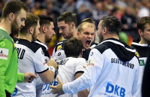Die Mannschaft jubelt mit Paul Drux (Deutschland), Uwe Gensheimer (Deutschland), Fabian Wiede (Deutschland), Steffen Weinhold (Deutschland), Andreas Wolff (TW Deutschland), Jannik Kohlbacher (Deutschland), Russland-Deutschland Russia-Germany IHF Handball Weltmeisterschaft 2019, Hanball World Championship WM Weltmeisterschaft 2019, Herren, Männer, Maenner, men, Handball, Deutschland, Germany, Vorrunde, Gruppe A, group A Berlin, 14.1.2019