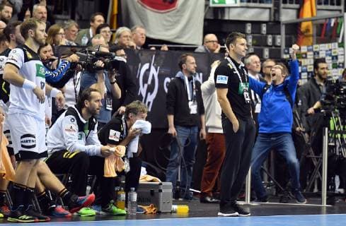 Uwe Gensheimer (Deutschland), enttäuscht nach dem Tor zum Auasgleich-Endstand, links die enttäuschte Bank Deutschland-Frankreich Germany-France IHF Handball Weltmeisterschaft 2019, Hanball World Championship WM Weltmeisterschaft 2019, Herren, Männer, Maenner, men, Handball, Deutschland, Germany, Vorrunde, Gruppe A, group A Berlin, 15.1.2019