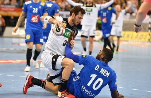 Uwe Gensheimer (Deutschland), und Dika Mem (FRA), bei einem Gerangel Deutschland-Frankreich Germany-France IHF Handball Weltmeisterschaft 2019, Hanball World Championship WM Weltmeisterschaft 2019, Herren, Männer, Maenner, men, Handball, Deutschland, Germany, Vorrunde, Gruppe A, group A Berlin, 15.1.2019