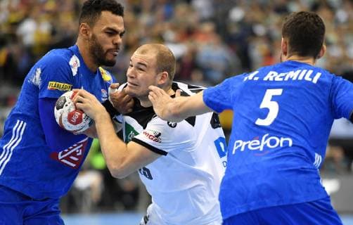 Paul Drux (Deutschland), beim Wurf, rechts Nedim Remili (FRA), links Adrien Dipanda (FRA), Deutschland-Frankreich Germany-France IHF Handball Weltmeisterschaft 2019, Hanball World Championship WM Weltmeisterschaft 2019, Herren, Männer, Maenner, men, Handball, Deutschland, Germany, Vorrunde, Gruppe A, group A Berlin, 15.1.2019