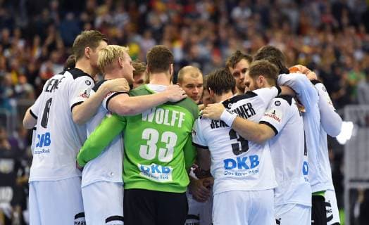 Die deutsche Mannschaft bilden nach dem Spiel ein Kreis, von links Finn Lemke (Deutschland), Patrick Wiencek (Deutschland), Andreas Wolff (TW Deutschland), Uwe Gensheimer (Deutschland),+d27+ Paul Drux (Deutschland), Deutschland-Frankreich Germany-France IHF Handball Weltmeisterschaft 2019, Hanball World Championship WM Weltmeisterschaft 2019, Herren, Männer, Maenner, men, Handball, Deutschland, Germany, Vorrunde, Gruppe A, group A Berlin, 15.1.2019