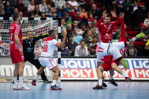Handball WM, 2019, Vorrunde, Gruppe B, München, Olympiahalle, Begegnung Kroatien - Bahrain, im Bild: Jakov Vrankovic, Ivan Stevanovic, Mohammed Habib Hasan, Ahmed Dschalal Abbas, @Martin Hangen hangenfoto