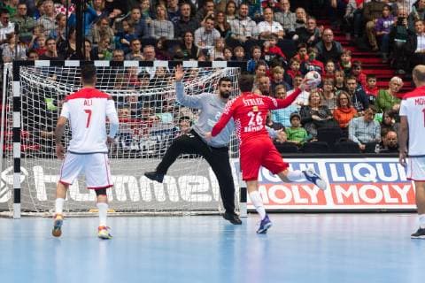 Handball WM, 2019, Vorrunde, Gruppe B, München, Olympiahalle, Begegnung Kroatien - Bahrain, im Bild: Ali Mersa , Mohammed A. Husain Abdulla , Manuel Strlek , @Martin Hangen hangenfoto