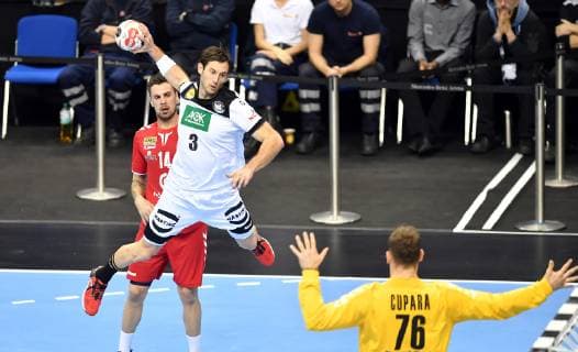 Uwe Gensheimer (Deutschland), beim Wurf, recht5s Vladimir Cupara (Torwart Serbien), hinten Bogdan Radivojevic (Serbien), Deutschland-Serbien Germany-Serbia IHF Handball Weltmeisterschaft 2019, Hanball World Championship WM Weltmeisterschaft 2019, Herren, Männer, Maenner, men, Handball, Deutschland, Germany, Vorrunde, Gruppe A, group A Berlin, 17.1.2019