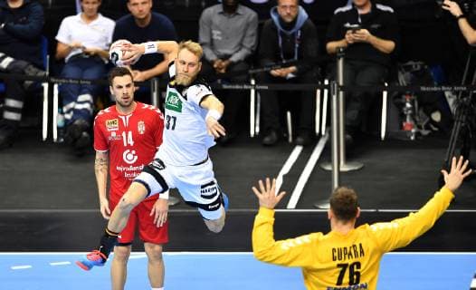 Matthias Musche (Deutschland), beim Wurf, hinten Bogdan Radivojevic (Serbien), Deutschland-Serbien Germany-Serbia IHF Handball Weltmeisterschaft 2019, Hanball World Championship WM Weltmeisterschaft 2019, Herren, Männer, Maenner, men, Handball, Deutschland, Germany, Vorrunde, Gruppe A, group A Berlin, 17.1.2019
