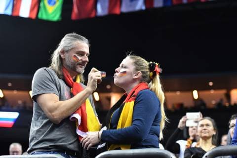 zwei Fans bemalen sich gegenseitig Deutschland-Serbien Germany-Serbia IHF Handball Weltmeisterschaft 2019, Hanball World Championship WM Weltmeisterschaft 2019, Herren, Männer, Maenner, men, Handball, Deutschland, Germany, Vorrunde, Gruppe A, group A Berlin, 17.1.2019