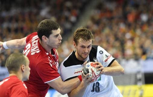 Fabian Böhm (Deutschland), mit Ball, links Mijajlo Marsenic (Serbien), Vukasin Vorkapic (Serbien), Deutschland-Serbien Germany-Serbia IHF Handball Weltmeisterschaft 2019, Hanball World Championship WM Weltmeisterschaft 2019, Herren, Männer, Maenner, men, Handball, Deutschland, Germany, Vorrunde, Gruppe A, group A Berlin, 17.1.2019