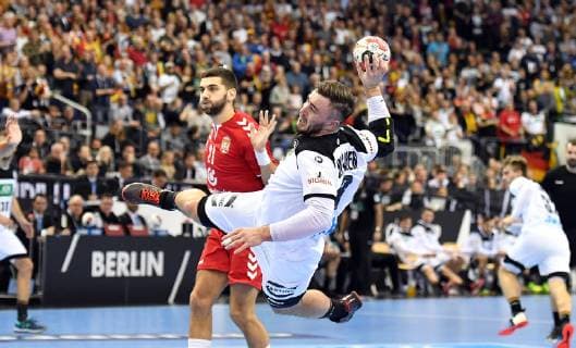 Jannik Kohlbacher (Deutschland), beim Wurf, hinten Vanja Ilic (Serbien), Deutschland-Serbien Germany-Serbia IHF Handball Weltmeisterschaft 2019, Hanball World Championship WM Weltmeisterschaft 2019, Herren, Männer, Maenner, men, Handball, Deutschland, Germany, Vorrunde, Gruppe A, group A Berlin, 17.1.2019