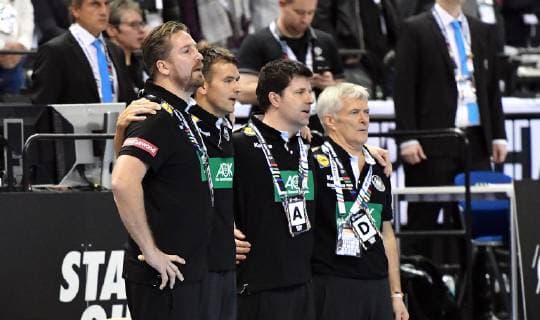 Oliver Roggisch (Teammanager Deutschland), Christian Prokop (Trainer Deutschland), Alexander Haase (Co-Trainer Deutschland), Reinhold Roth (Physiotherapeut Deutschland) Arm in Arm beim Abspielen der Nationalhymnen Deutschland-Serbien Germany-Serbia IHF Handball Weltmeisterschaft 2019, Hanball World Championship WM Weltmeisterschaft 2019, Herren, Männer, Maenner, men, Handball, Deutschland, Germany, Vorrunde, Gruppe A, group A Berlin, 17.1.2019