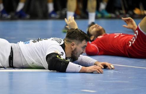 Jannik Kohlbacher (Deutschland), nach einem Sprungwurf und Tor am Boden, hinten der enttäuschte Serbe Ivan Mosic (Serbien), Deutschland-Serbien Germany-Serbia IHF Handball Weltmeisterschaft 2019, Hanball World Championship WM Weltmeisterschaft 2019, Herren, Männer, Maenner, men, Handball, Deutschland, Germany, Vorrunde, Gruppe A, group A Berlin, 17.1.2019