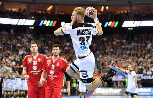 Sport Bilder des Tages Matthias Musche (Deutschland), beim Wurf, hinten Mijajlo Marsenic (Serbien), Drasko Nenadic (Serbien), Deutschland-Serbien Germany-Serbia IHF Handball Weltmeisterschaft 2019, Hanball World Championship WM Weltmeisterschaft 2019, Herren, Männer, Maenner, men, Handball, Deutschland, Germany, Vorrunde, Gruppe A, group A Berlin, 17.1.2019