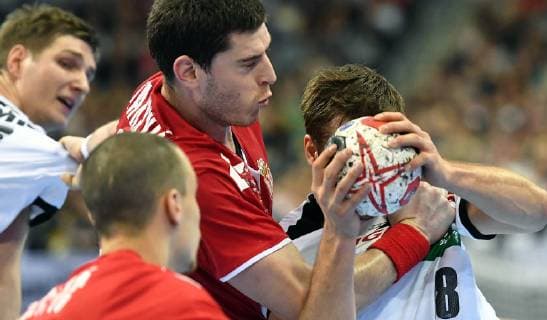 Fabian Böhm (Deutschland), mit Ball, links Mijajlo Marsenic (Serbien), Vukasin Vorkapic (Serbien), Finn Lemke (Deutschland), Deutschland-Serbien Germany-Serbia IHF Handball Weltmeisterschaft 2019, Hanball World Championship WM Weltmeisterschaft 2019, Herren, Männer, Maenner, men, Handball, Deutschland, Germany, Vorrunde, Gruppe A, group A Berlin, 17.1.2019