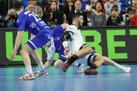 GER, IHF WM 2019, Deutschland (GER) vs Island (ISL) 19.01.2019, Lanxess Arena , Koeln, GER, IHF WM 2019, Deutschland (GER) vs Island (ISL) , im Bild picture shows: Elvar Örn Oern Jonsson (ISL 25), im Zweikampf gegen Jannik Kohlbacher (GER 48),