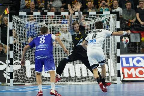 GER, IHF WM 2019, Deutschland (GER) vs Island (ISL) 19.01.2019, Lanxess Arena , Koeln, GER, IHF WM 2019, Deutschland (GER) vs Island (ISL) , im Bild picture shows: 7 Meter Uwe Gensheimer (GER 3), im Zweikampf gegen Björgvin Bjoergvin Gustavsson Torwart (ISL 1),